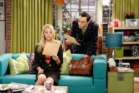 The Big Bang Theory – Während sich Leonard, Raj und Howard auf die Autogrammstunde mit Stan Lee freuen, macht Sheldon (Jim Parsons, r.) Penny (Kaley Cuoco, l.) heftige Vorwürfe, da er ihretwegen eine rote Ampel überfahren und jetzt eine Vorladung vor Gericht erhalten hat ...