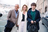 neoriginal: Survivors – Frank (Florian Fitz, l.) und seine Ehefrau Giulia (Barbora Bobulova, M.) freuen sich darauf, mit ihrem gemeinsamen Sohn Nino (Luca Castellano, r.) auf die große Schiffsreise zu gehen.