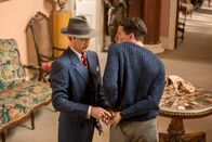 Father Brown – Inspector Sullivan (Tom Chambers, l.) nimmt Leo (Josh O'Connor, r.) wegen Mordverdachts fest. Leo protestiert.