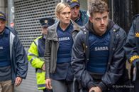 Tödliche Flucht – Kommissarin Jen Rooney (Lynn Rafferty, Mi.) und ihr Team stürmen das illegale Bordell.