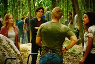 Under the Dome – Junior (Alexander Koch, 2.v.l.) und Eva (Kylie Bunbury, r.) sind der Kuppel und damit Christine (Marg Helgenberger, l.) gegenüber vollkommen loyal. Barbie (Mike Vogel, 2.v.r.) auch?