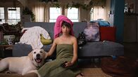 Liebe auf 4 Pfoten – Nach einem unglücklichen Beziehungsende zieht Emma (Kate Micucci) mit ihrem Hund Summit und ihrem Kater Ajax nach San Francisco.