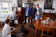 Die Rosenheim-Cops – Pathologin Mai (Sina Wilke, l.) erläutert Kommissar Hofer (Joseph Hannesschläger, 2.v.l.), Polizist Mohr (Max Müller, 2.v.r.) und Kommissar Bach (Patrick Kalupa, r.) den möglichen Tathergang.