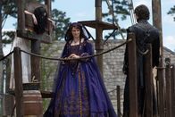 Salem – Genießt auch Sebastian (Joe Doyle, r.) die öffentliche Demütigung von Mary (Janet Montgomery, l.) oder wendet er sich schlussendlich doch von seiner Mutter der Gräfin Marburg (Lucy Lawless, M.) ab?