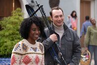 The Good Place – Simone Garnett (Kirby Howell-Baptiste, l.); John Wheaton (Brandon Scott Jones, r.)