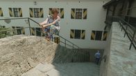 Heißmann + Rassau – Heißa! Warum die Treppe nehmen, wenn es ein Geländer zum Rutschen gibt, denkt sich Toni Trutzler (Volker Heißmann).