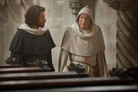 Die Musketiere – Aramis (Santiago Cabrera, l.); Abt (John Woodvine, r.)