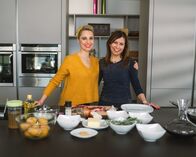 Silvia kocht – Silvia Schneider, Ilona Leitner („Zwiebelrostbraten mit Rosmarinkartoffeln und Zwiebelringen“).