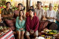 Ticket ins Paradies – vorne, v.li.: Lily Cotton (Kaitlyn Dever), Gede (Maxime Bouttier)