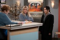 How I Met Your Father – (v.l.n.r.) Phyllis (Jan Hoag); Sophie (Hilary Duff); Valentina (Francia Raisa)