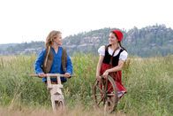 Rotkäppchen – Rotkäppchen (Kathleen Frontzek) bewundert Konrads (Max von der Groeben) selbst gebautes Laufrad. Sie mag Konrad sehr, und auch Konrad hat Rotkäppchen richtig gern.