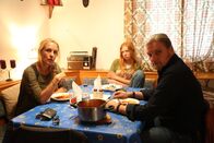 SOKO Wien – Gruppeninspektorin Penny Lanz (Lilian Klebow, l.), Nicole Kofler (Larissa Kiers, M.) und Major Carl Ribarski (Stefan Jürgens, r.) sind endlich in ihrem Versteck gelandet.