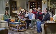 The Big Bang Theory – Eine Dating-App soll nach der Meinung von Bernadette (Melissa Rauch, 2.v.l.), Raj (Kunal Nayyar, 2.v.r.), Howard (Simon Helberg, 3.v.l.), Stuart (Kevin Sussman, r.) und Penny (Kaley Cuoco, 3.v.r.) Frisch-Single Amy (Mayim Bialik, l.) wieder an den Mann bringen ...