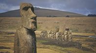 Ancient Apocalypse – Beim ersten Kontakt mit der Insel finden europäische Seefahrer 1722 ein üppiges tropisches Paradies vor. Rund 50 Jahre später ist die Landschaft karg.