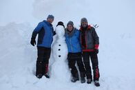 Checker Tobi – Checker Tobi (Mitte) beim Schneeskulpturen-Festival in Ischgl mit dem deutschen Team.