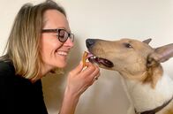 Re: – Yvonne Schrodi-Dostal lockt Skye mit einem veganen Leckerli.