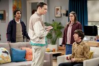 The Big Bang Theory – L-R: Rajesh Koothrappali (Kunal Nayyar), Sheldon Cooper (Jim Parsons), Amy Farrah Fowler (Mayim Bialik), Howard Wolowitz (Simon Helberg).