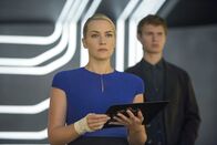Die Bestimmung - Insurgent – Jeanine (Kate Winslet) und Caleb (Ansel Elgort)