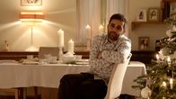 WIR – Emre (Erol Afsin) feiert Heilig Abend in der Patchworkfamilie.