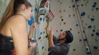 CheXperiment – Checker Tobi mit Herausforderin Tabea Seidel auf der Suche nach der Lösung.