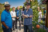 SOKO München – Franz Ainfachnur (Christofer v. Beau, l.) spricht mit Bruno Kaiser (Manuel Boecker, r.) am Tatort, wo die anderen SOKOs die Ermittlungen aufnehmen: Dominik Morgenstern (Joscha Kiefer, 2. von l.), Arthur Bauer (Gerd Silberbauer, 2. von r.), sowie Dr. Weissenböck (Florian Odendahl, hinten r.) und Bilie Curio (Sina Reiß, hinten 2. von r.).