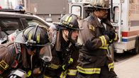 Chicago Fire – Einsatz bei Gasleck: Jesse Spencer als Matthew Casey (M.), Eamonn Walker als Chief Wallace Boden