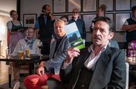 Watzmann ermittelt – Große Versammlung beim Berchtesgadener Golfplatz: Der Clubpräsident Julius Greiner (Max Tidorf, im VG. mit Komparsen im HG.) ist gegen einen Ausbau.