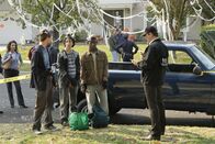 Navy CIS – Ein Marine wird am Halloween-Abend tot in seinem Wagen vor seinem Haus aufgefunden. Um herauszufinden, wer hinter der Tat steckt, ermittelt Tony (Michael Weatherly, r.) in der Nachbarschaft ...
