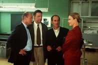 Der letzte Zeuge – Dr. Bondizio (Dieter Mann, l.), Joe Hoffer (Jörg Gudzuhn, M.) und Dr. Robert Kolmaar (Ulrich Mühe, 2.v.r.) machen sich mit der neuen Oberstaatsanwältin Dr. Tanja Rose (Claudia Messner, r.) bekannt.