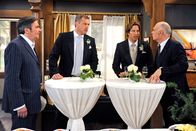 Rote Rosen – ARD ROTE ROSEN, Folge 129810 Uhr im Ersten. Wo bleiben die Bräute? Nicos (Markus Graf, l.), sein Schwiegersohn Torben (Joachim Kretzer, 2.v.l.), Bräutigam Ben (Hakim-Michael Meziani, 2.v.r.) und sein Vater Willy (Ludger Burmann, r.) sind beunruhigt.