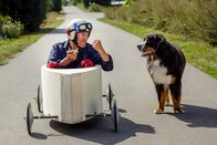 Löwenzahn – Testfahrt mit der selbstgebauten Seifenkiste. Wäre doch gelacht, wenn Fritz (Guido Hammesfahr), unterstützt von Hund Keks, nicht ein Wahnsinnsrennen hinlegen würde.