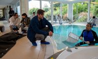 SOKO Stuttgart – Wer hat die junge Gamerin ermordet? Sofort nehmen die Kommissare Lea Gomez (Jasmin Gassmann, 2.v.l.) und Jo Stoll (Peter Ketnath, 2.v.r.) sowie Rechtsmediziner Dr. Benedikt Förster (Florian Wünsche, l.) und KTU-Leiter Jan Arnaud (Mike Zaka Sommerfeldt, r.) die Ermittlungen auf.