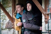 Polar Park - Eiskalte Morde – David Rousseau (Jean-Paul Rouve, li.) und Major Louvetot (Guillaume Gouix, re.) auf der Spur des Mörders im Kloster