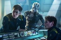 Star Trek Beyond – Kann und will Jaylah (Sofia Boutella, M.) Captain Kirk (Chris Pine, l.), Chekov (Anton Yelchin, r.) und der restlichen Besatzung der Enterprise helfen, nachdem das Raumschiff nach einem brutalen Angriff auf einem fremden Planeten abgestürzt ist?