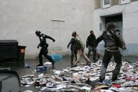 Rammbock – Marodierende Zombies in einem Berliner Innenhof.