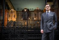 Kingsman: The Secret Service – Harry Hart (Colin Firth) ist ein britischer Geheimagent der alten Schule. Er arbeitet für einen der geheimsten Nachrichtendienste überhaupt: die Kingsmen. Eines Tages rekrutiert er den rüpelhaften Sohn eines verstorbenen Kollegen ...