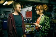 Die Heiland - Wir sind Anwalt – Tilly Vogel (Sina Reiß, r.), spielt eine Kundin im Fahrradladen, um dem verdächtigen Fabian Eisfeld (Benjamin Kramme, l.) auf den Zahn zu fühlen.