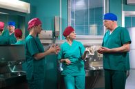 In aller Freundschaft – Dr. Roland Heilmanns (Thomas Rühmann, re.) Enkel Jonas, der gerade aus der Sachsenklinik entlassen wurde, sollte sich eigentlich aller zwei Stunden melden. Doch nun hat er sich seit vier Stunden weder bei ihm noch bei seiner Frau Dr. Kathrin Globisch (Andrea Kathrin Loewig, mi.) gemeldet. Dr. Maria Weber (Annett Renneberg, li.) bietet ihrem Kollegen an, die bevorstehende OP allein zu machen.
