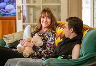 Shameless – Katey Sagal als Dr. Ingrid Jones, Ethan Cutkosky als Carl Gallagher