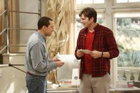 Two and a Half Men – Glauben, dass Charlie noch am Leben ist - doch kann das wirklich sein? Alan (Jon Cryer, l.) und Walden (Ashton Kutcher, r.) ...