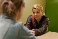 Danni Lowinski – Wegen Dustin steht die Freundschaft von Danni (Annette Frier, r.) und Bea (Nadja Becker, l.) unter keinem guten Stern ...