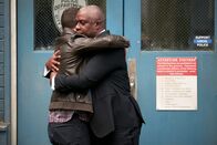 Brooklyn Nine-Nine – Jake Peralta (Andy Samberg, l.); Captain Ray Holt (André Braugher, r.)