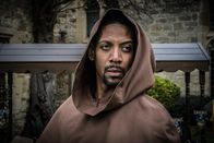 Inspector Barnaby – Adam Osoba (Justin Pierre) arbeitet als Ghostwriter und kennt daher so einige Geheimnisse der Bewohner von Causton Abbey. Ist es sein umfangreiches Wissen, das ihm bald zum Verhängnis wird?