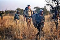 Durch die Wildnis mit Simon Reeve – Durch die Wildnis mit Simon Reeve Die Kalahari Simon Reeve bei der Jagd mit den San in der Kalahari Copyright: SRF/BBC/The Garden/Rocio Lira Salas