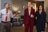 The Equalizer – L-R: Rob Giumarra als Harvey Sloane, Jennifer Ferrin als D.A. Avery Grafton, und Lyndsay Kimball als Emma Harper