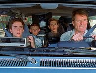 Malcolm mittendrin – Hal (Bryan Cranston) versucht mit Reese (Justin Berfield), Dewey (Erik Per Sullivan) und Malcolm (Frankie Muniz), die getauschten Spenden loszuwerden.