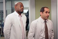 Dr. House – Dr. Foreman (Omar Epps, l.) und Dr. Taub (Peter Jacobson) haben keine guten Nachrichten für Dellas Eltern Claire und George: wird ihre Tochter eine erneute Transplantation ablehnen, muss sie sterben.