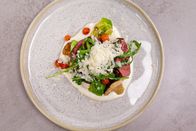 Silvia kocht – Reh-Tagliata mit Schwammerl-Kohlsprossensalat, Tahini-Joghurt & eingelegten Vogelbeeren.