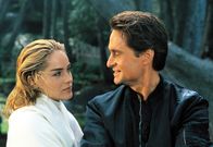 Basic Instinct – Detective Nick Curran (Michael Douglas) ist hingerissen von der Schritstelelrin Catherine Tramell (Sharon Stone). Er hat keine Ahnung, dass sie ihn in ein lebensgefährliches Spiel verstricken wird.