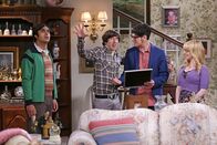 The Big Bang Theory – Eines wissen Bernadette (Melissa Rauch, r.) und Raj (Kunal Nayyar, l.) mit Sicherheit: Wenn Howard (Simon Helberg, 2.v.l.) mit magischen Tricks anfängt, hauen die Leute ab. Auch Josh (Matt Bennett, 2.v.r.)?